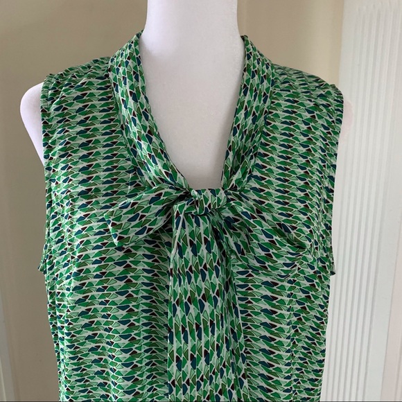 Roz & Ali vibrant green geometric pattern sleeveless blouse with neck bow tie - Picture 11 of 12